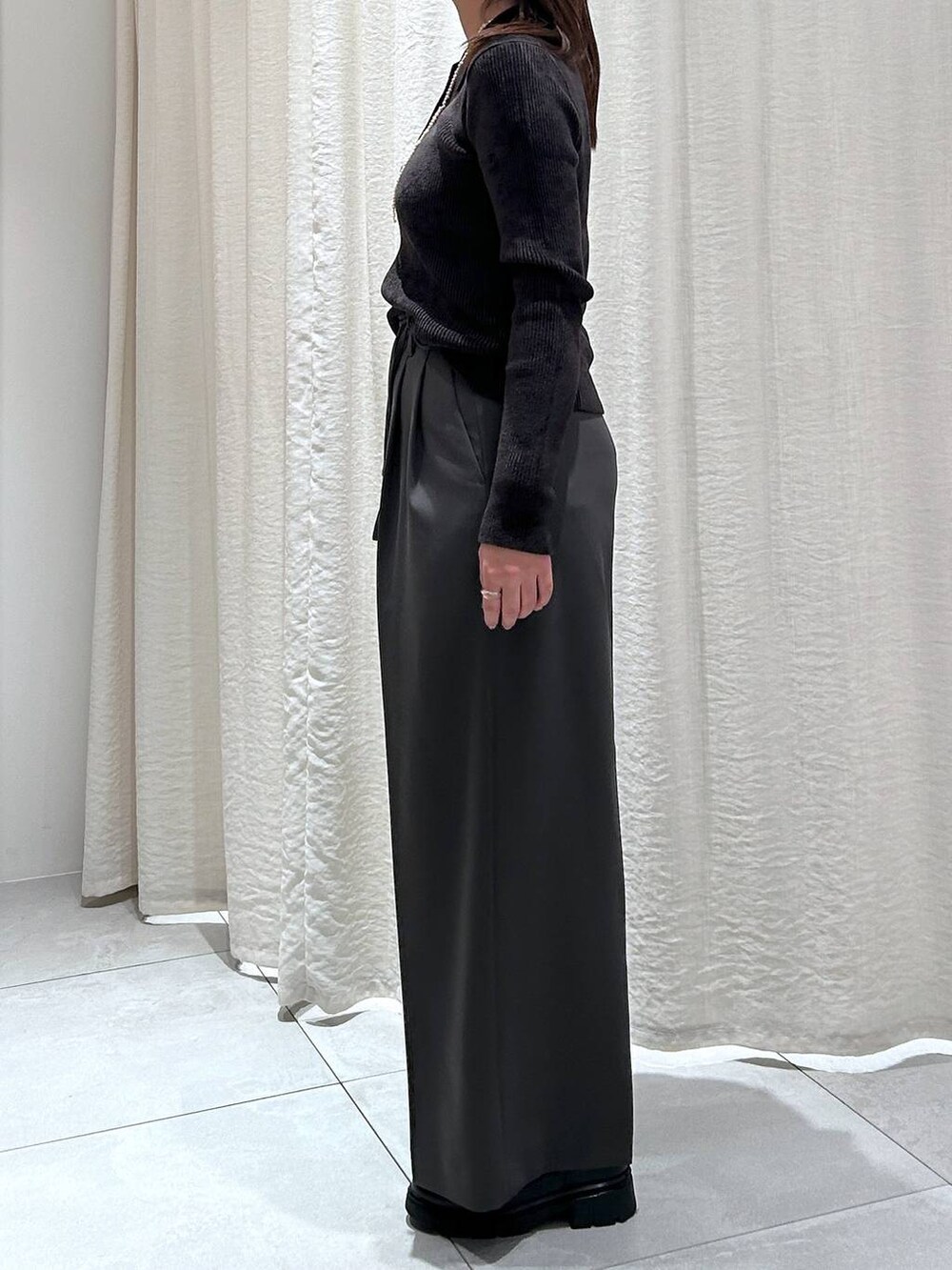 ブラック系のブーツ、グレー系のピーコート、グレー系のその他パンツを着用したレディースの冬コーディネートの5枚目の写真