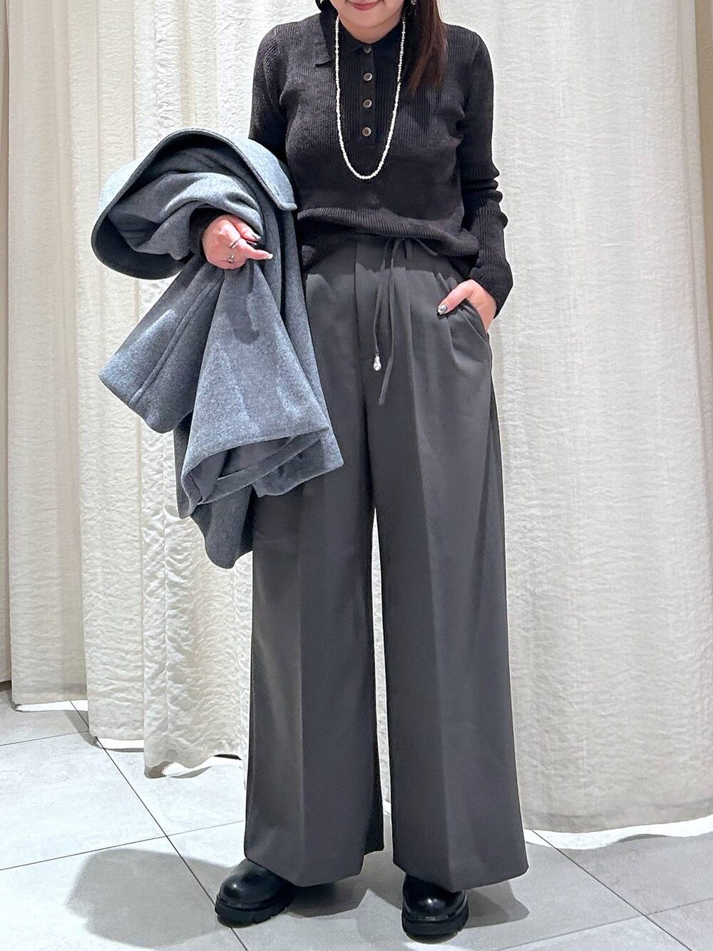 ブラック系のブーツ、グレー系のピーコート、グレー系のその他パンツを着用したレディースの冬コーディネートの7枚目の写真