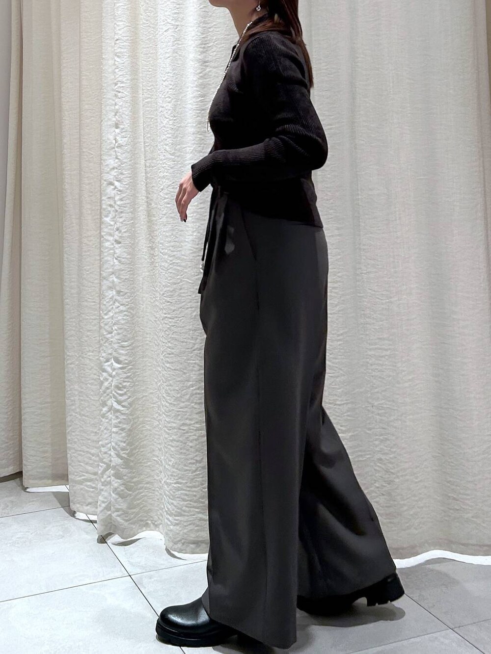 ブラック系のブーツ、グレー系のピーコート、グレー系のその他パンツを着用したレディースの冬コーディネートの4枚目の写真