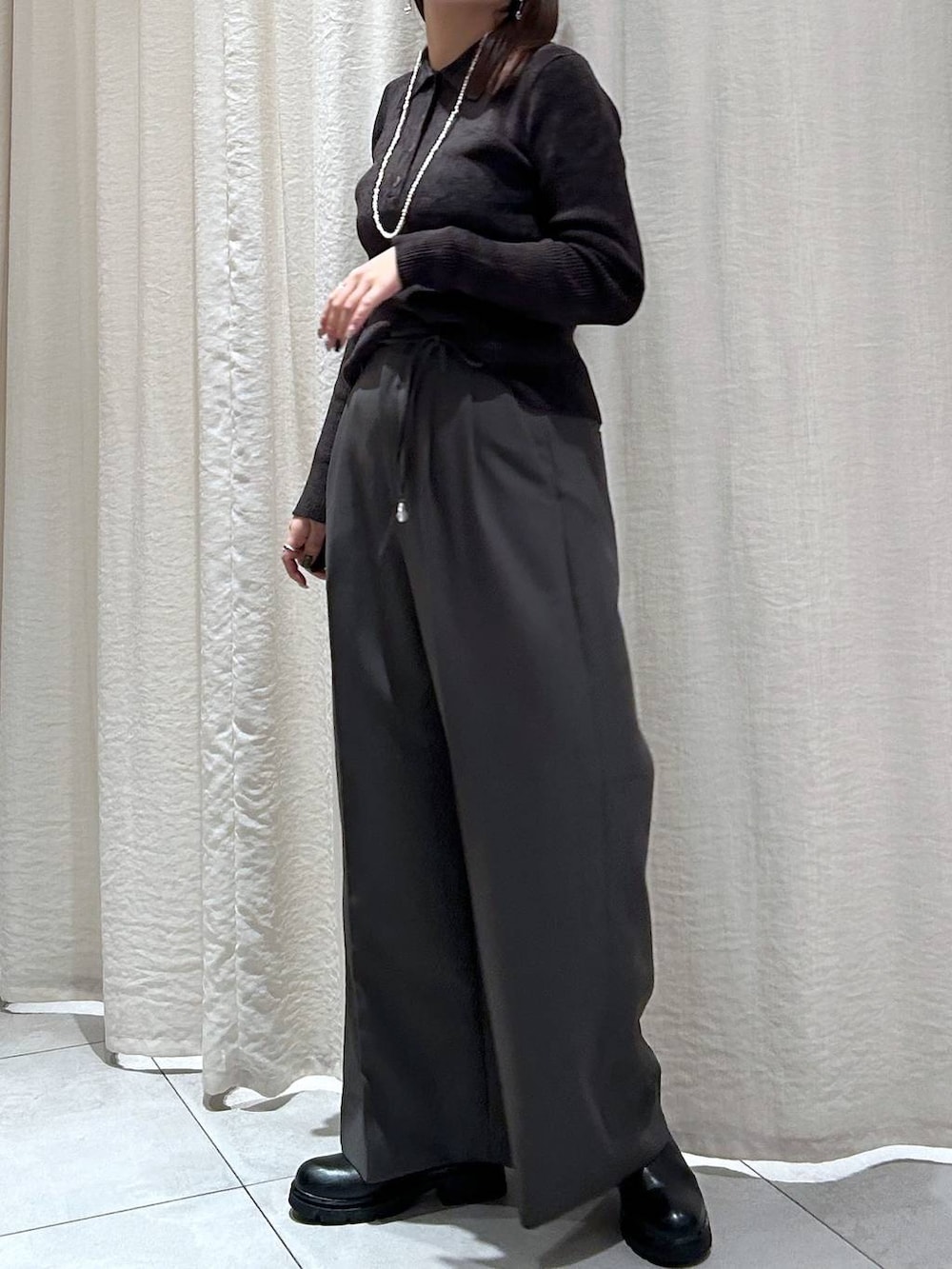 ブラック系のブーツ、グレー系のピーコート、グレー系のその他パンツを着用したレディースの冬コーディネートの3枚目の写真