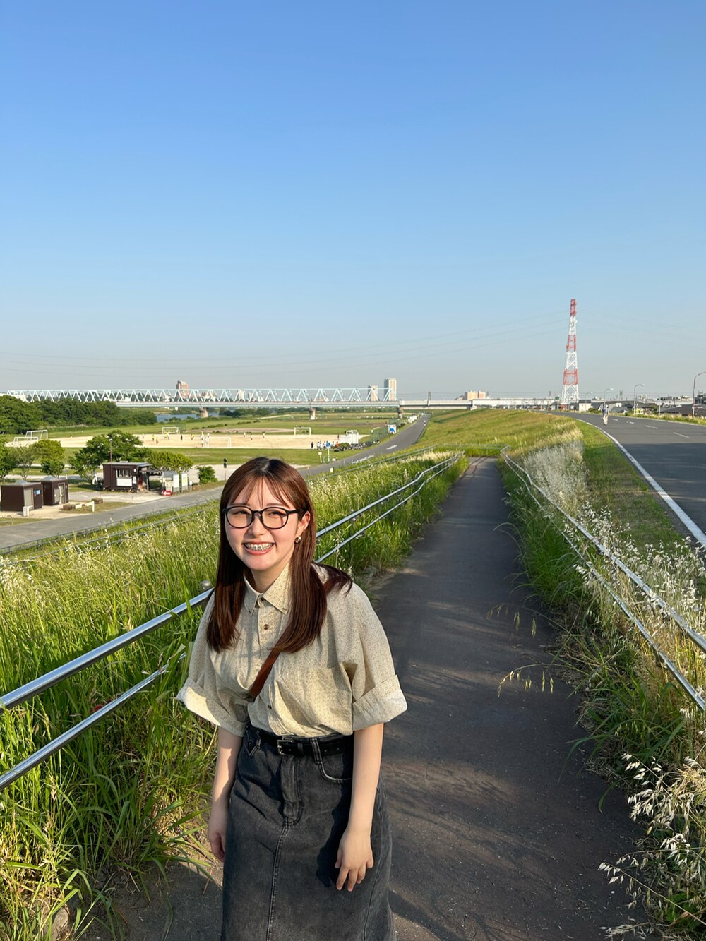 イエロー系のシャツ/ブラウス、ブラック系のメガネ、ブラック系のベルトを着用したレディースの春コーディネートの2枚目の写真