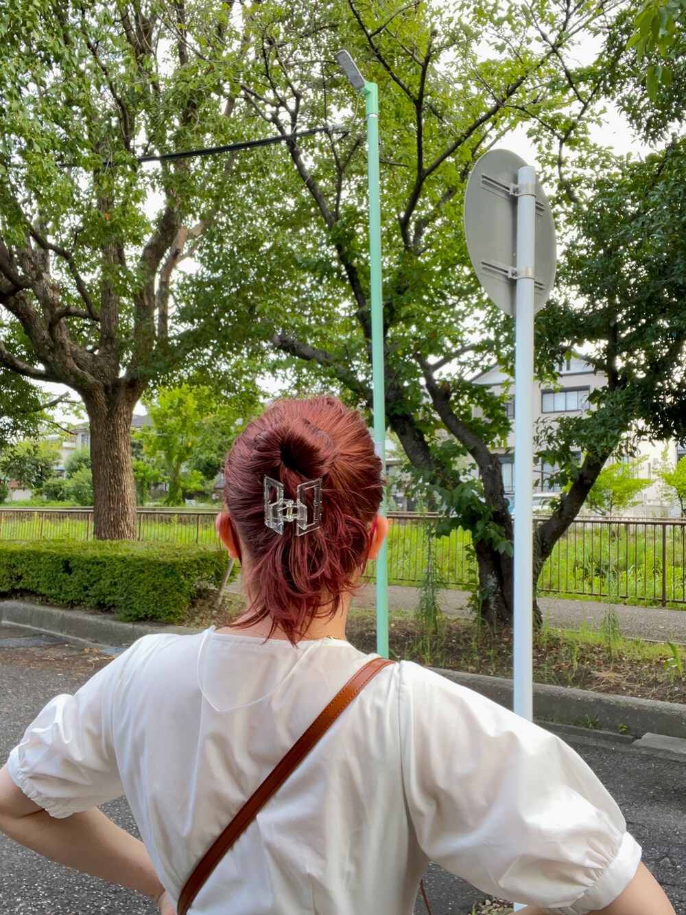 ホワイト系のワンピース/ドレス、ブラウン系のバッグ、ホワイト系のスニーカーを着用したレディースの夏コーディネートの2枚目の写真