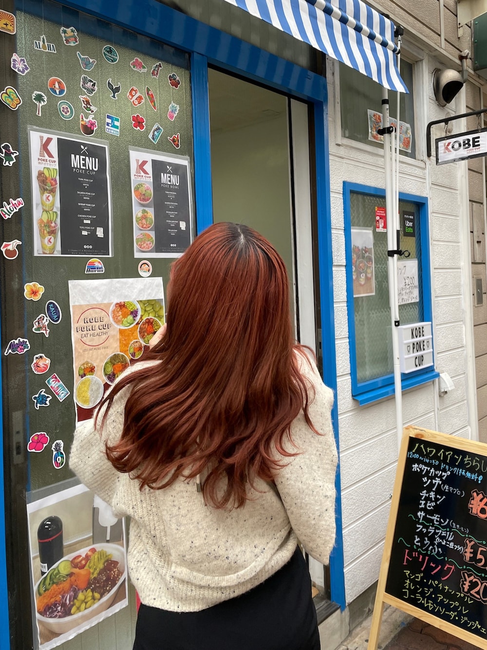 ホワイト系のカーディガン/ボレロ、ブラック系のスカート、ブラウン系のバッグを着用したレディースの春コーディネートの2枚目の写真