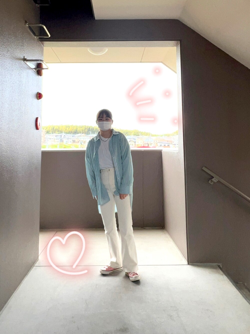 グリーン系のトップス、ホワイト系のTシャツ/カットソー、ピンク系のスニーカーを着用したレディースの春コーディネートの2枚目の写真