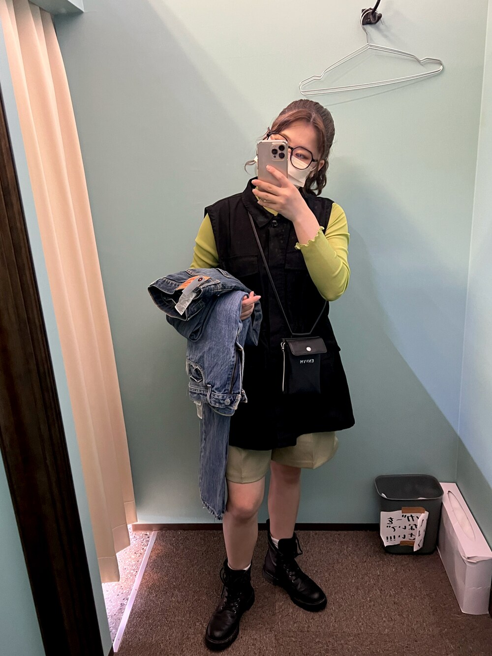 ブラック系のブーツ、ブラック系のデニムジャケット、グリーン系のその他トップスを着用したレディースの夏コーディネートの2枚目の写真