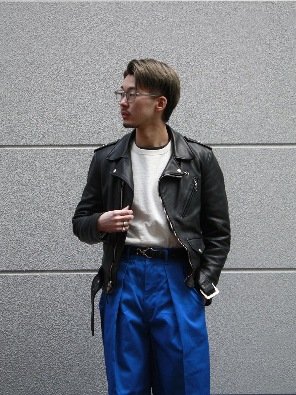 ホワイト系のTシャツ/カットソー、ブラック系のライダースジャケット、ブルー系のその他パンツを着用したメンズの冬コーディネートの2枚目の写真