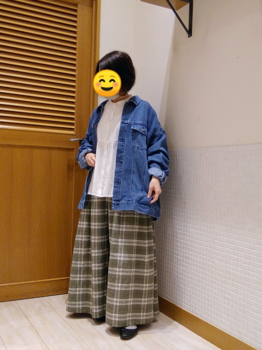 ブルー系のデニムジャケット、グリーン系のその他パンツを着用したレディースの秋コーディネートの2枚目の写真