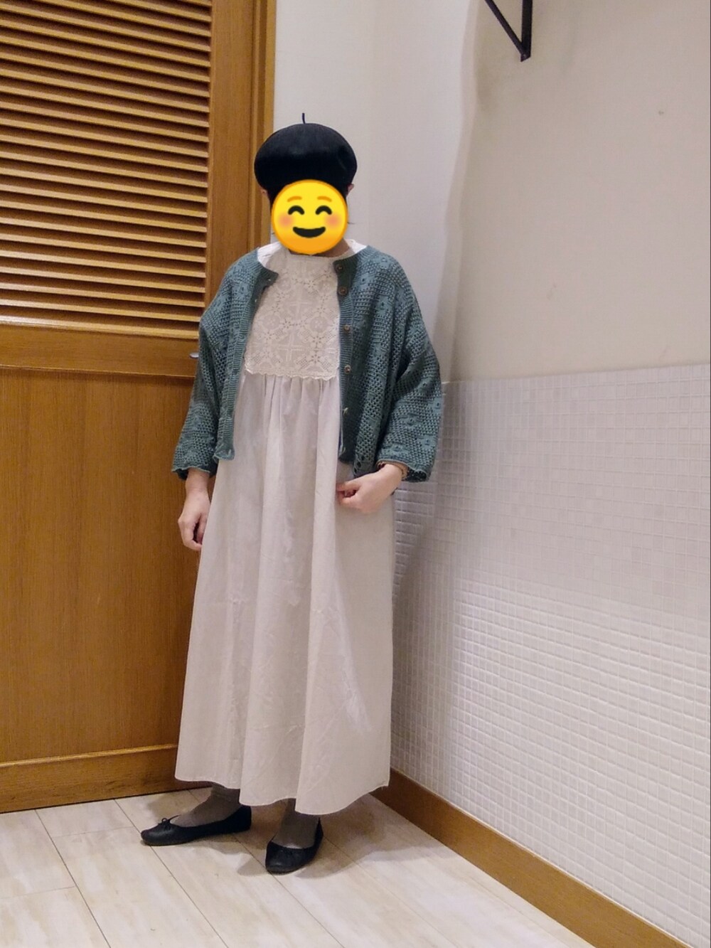 グリーン系のカーディガン/ボレロ、ホワイト系のワンピースを着用したレディースの春コーディネートの2枚目の写真