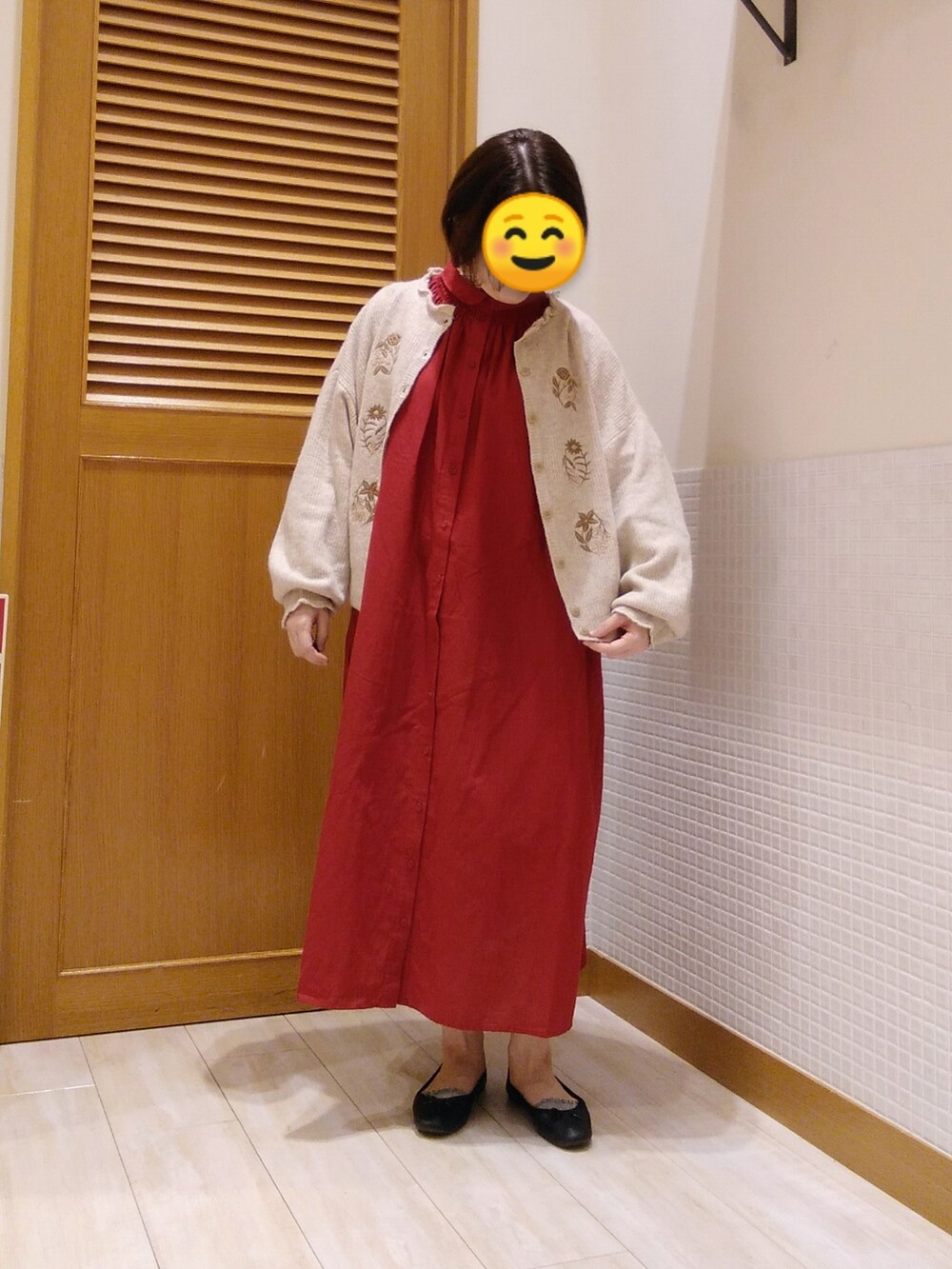 ベージュ系のカーディガン/ボレロ、レッド系のワンピースを着用したレディースの秋コーディネートの3枚目の写真