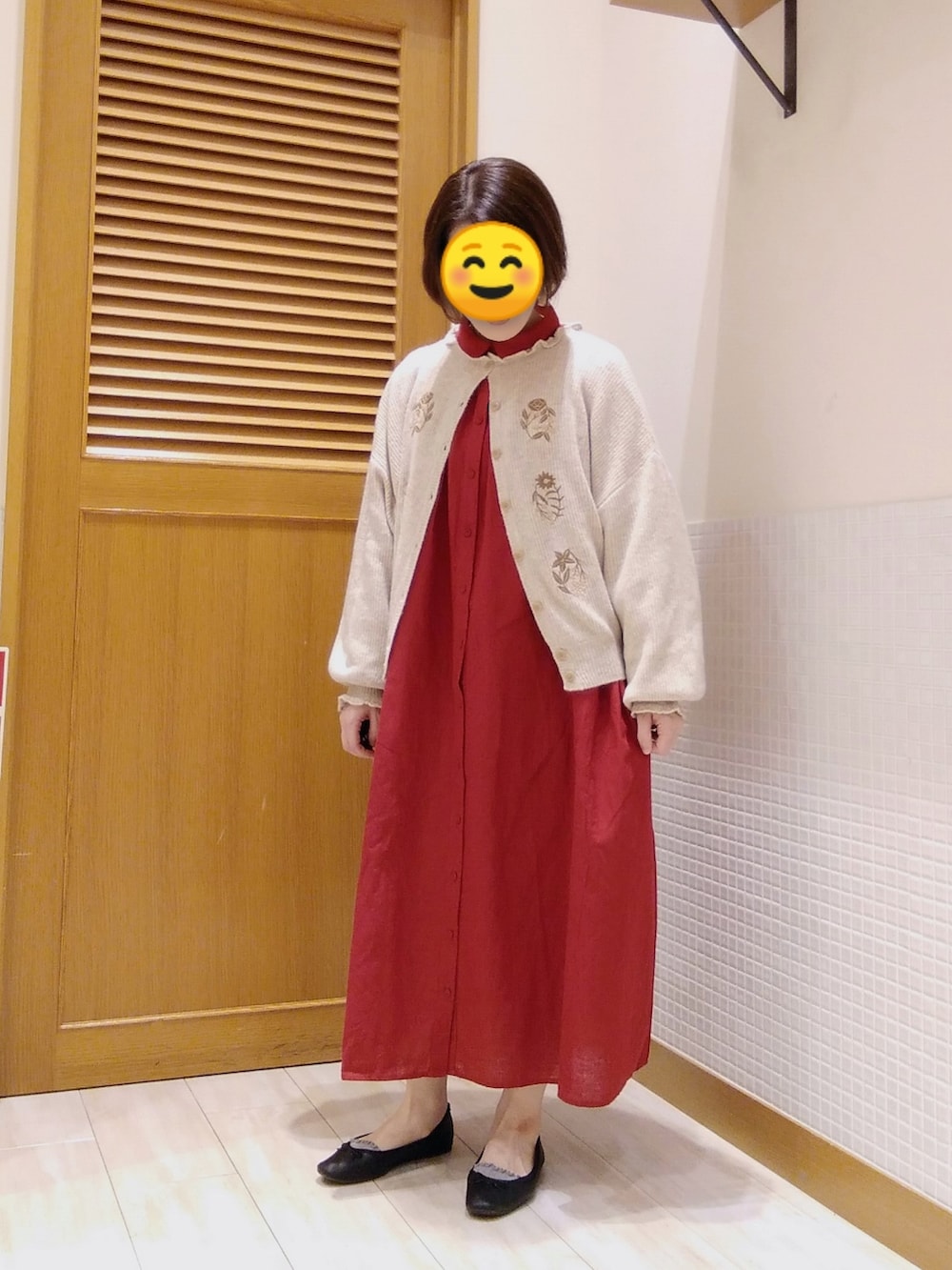 ベージュ系のカーディガン/ボレロ、レッド系のワンピースを着用したレディースの秋コーディネートの2枚目の写真