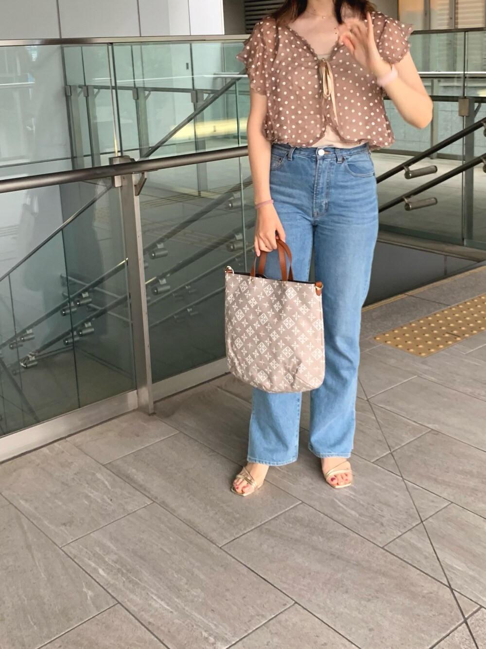 ブラウン系のシャツ/ブラウス、ブルー系のデニムパンツ、ベージュ系のトートバッグを着用したレディースの夏コーディネートの5枚目の写真