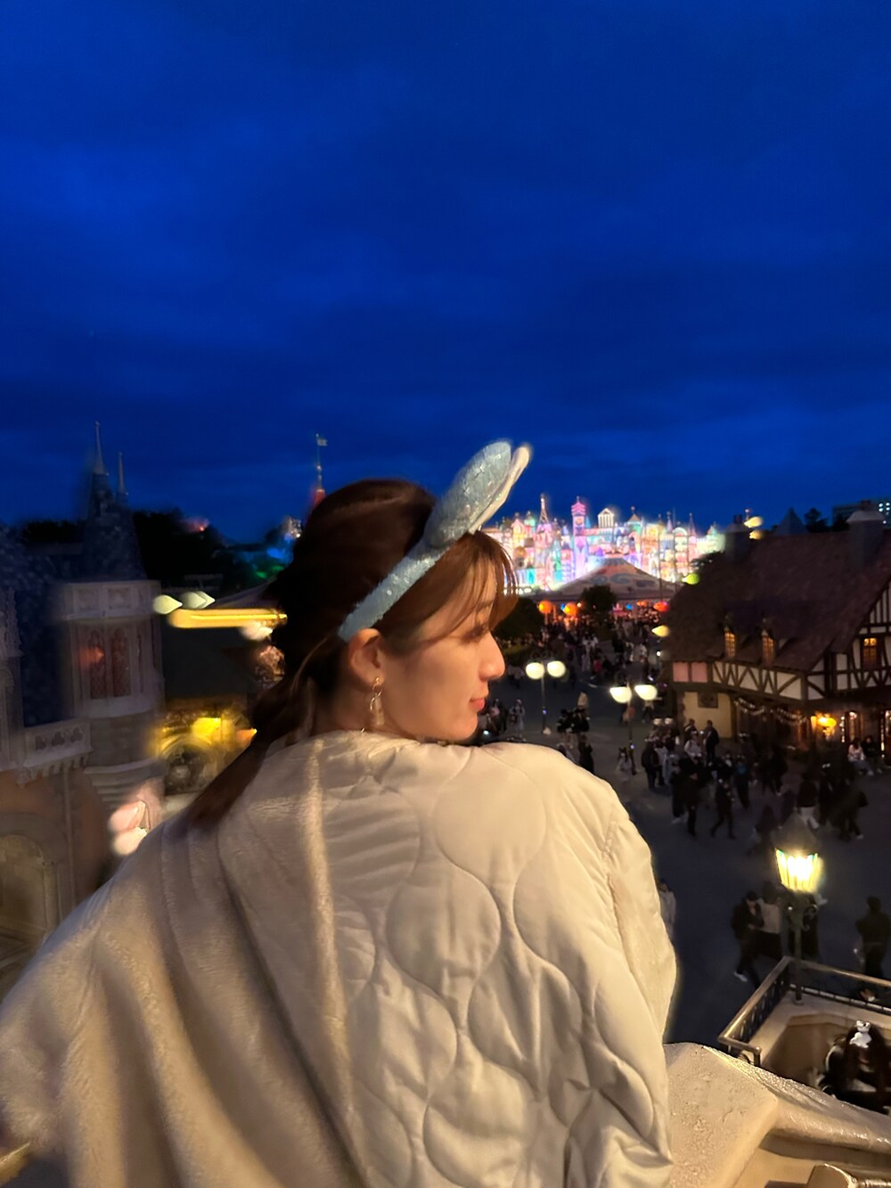 ホワイト系のワンピース、ホワイト系のブーツ、ブルー系のショルダーバッグを着用したレディースの冬コーディネートの5枚目の写真