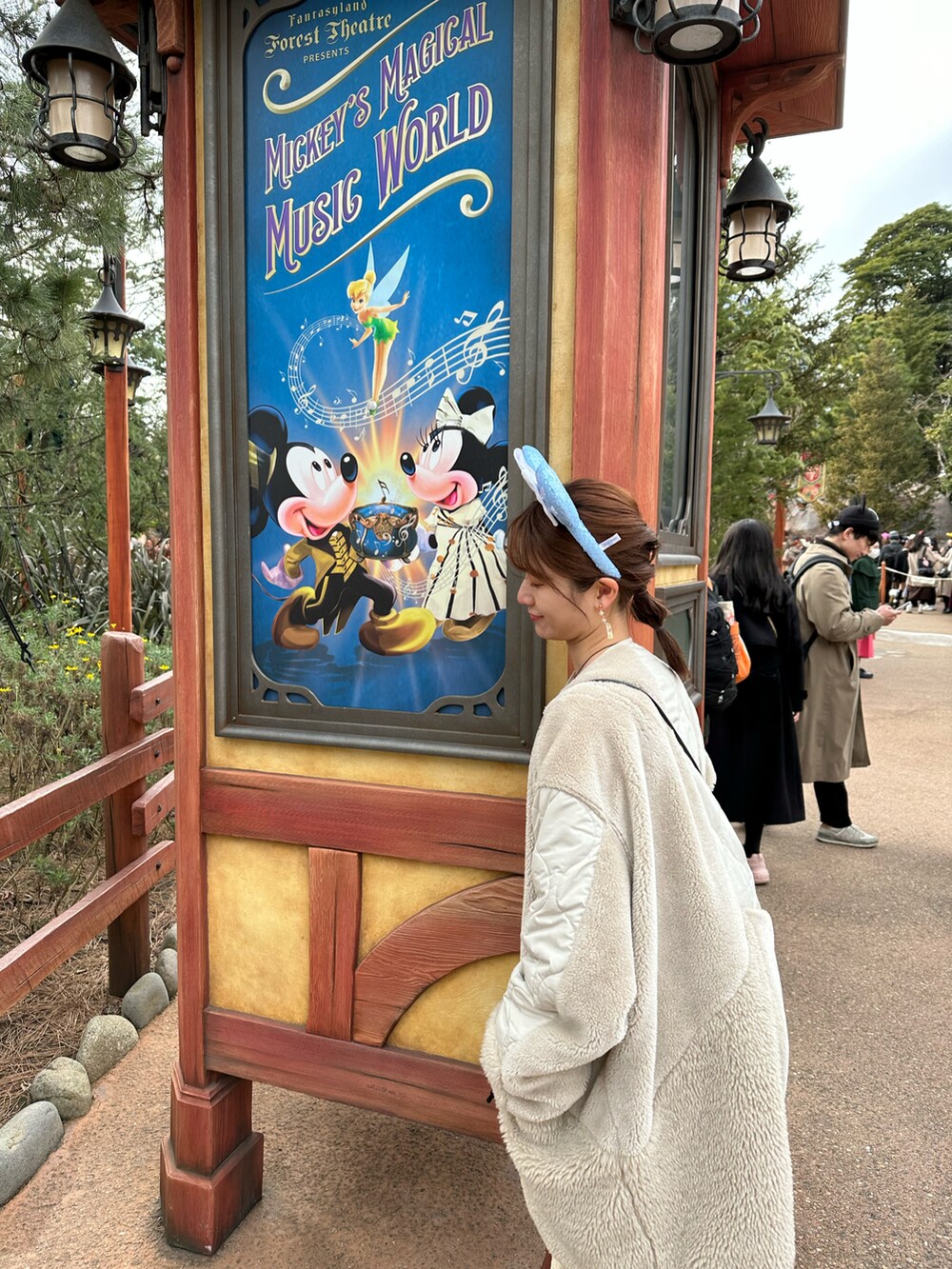 ホワイト系のワンピース、ホワイト系のブーツ、ブルー系のショルダーバッグを着用したレディースの冬コーディネートの2枚目の写真