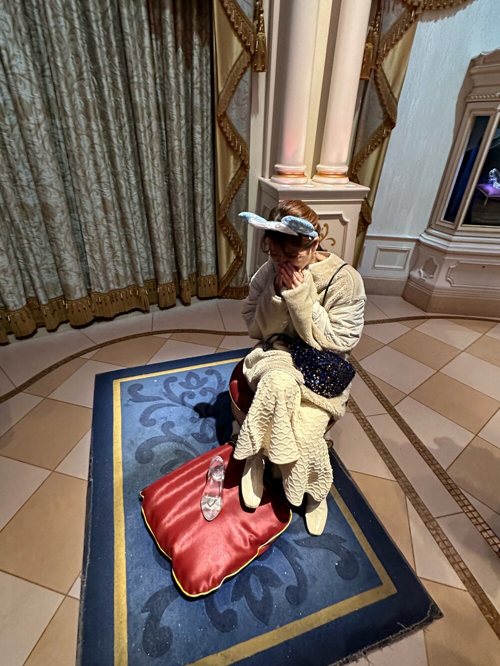 ホワイト系のワンピース、ホワイト系のブーツ、ブルー系のショルダーバッグを着用したレディースの冬コーディネートの4枚目の写真