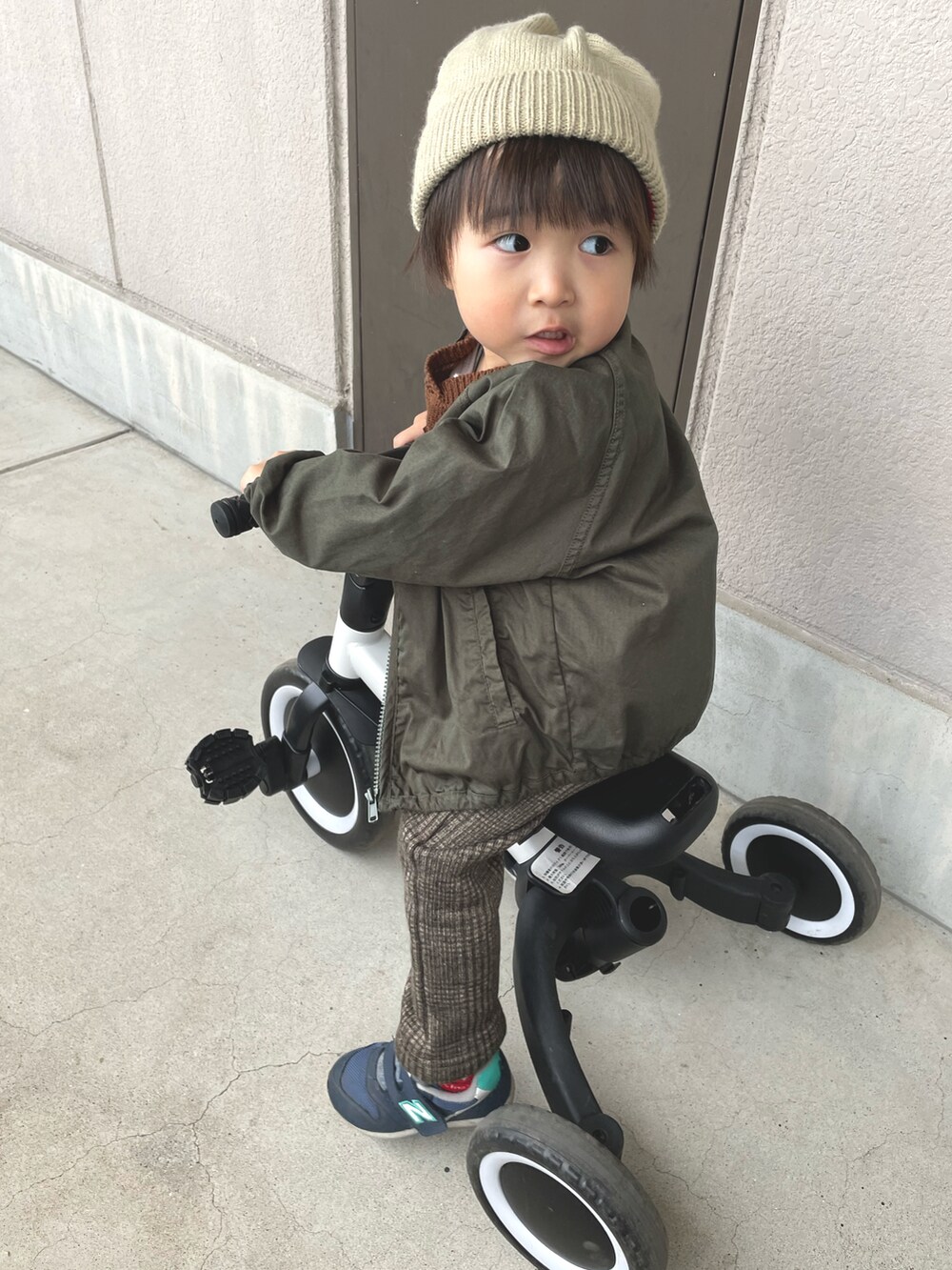 グリーン系のその他アウター、ベージュ系のその他パンツ、ブルー系のスニーカーを着用したキッズの冬コーディネートの2枚目の写真