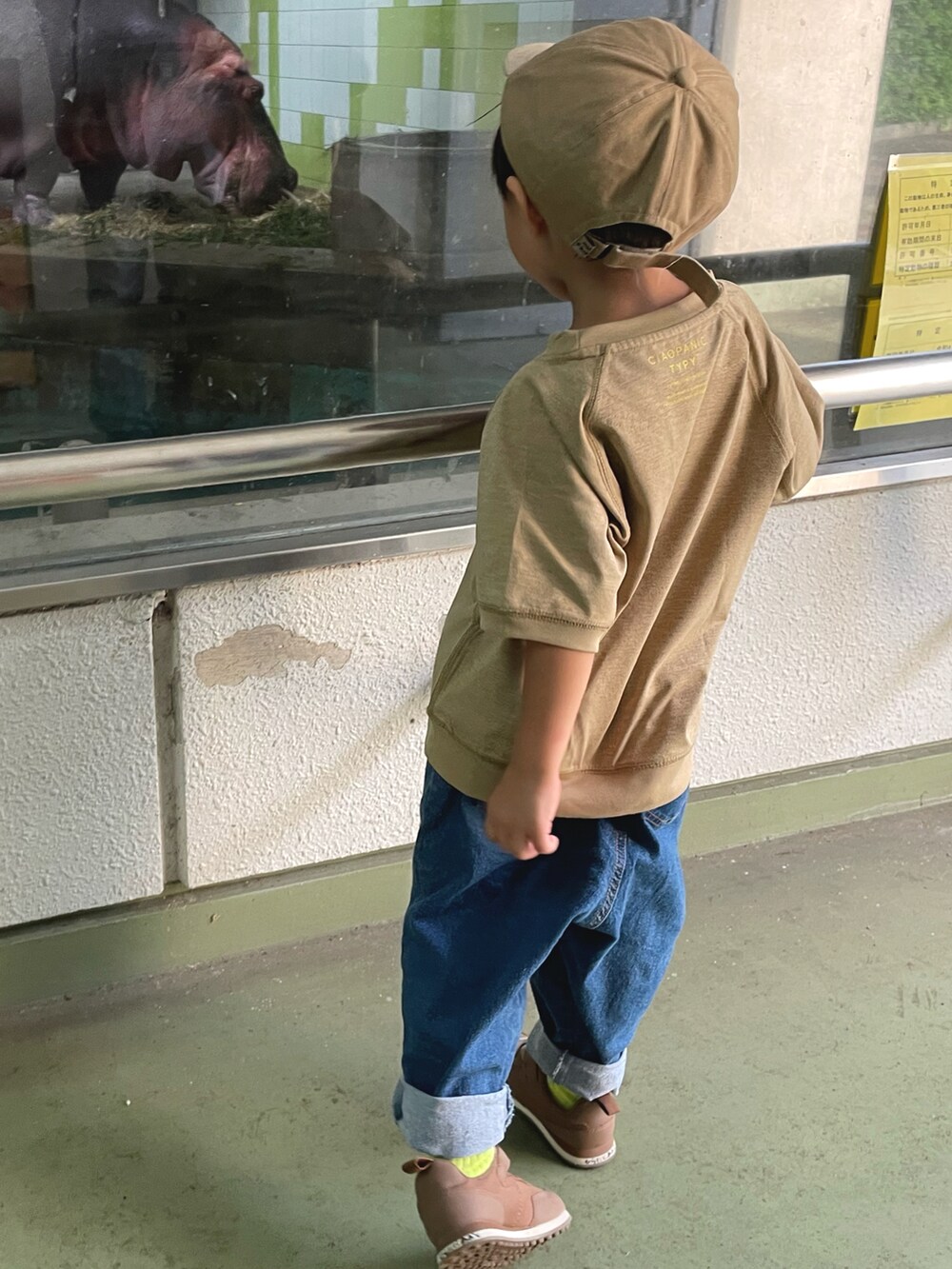 ベージュ系のTシャツ/カットソー、ブルー系のデニムパンツ、ブラウン系のスニーカーを着用したキッズの秋コーディネートの2枚目の写真