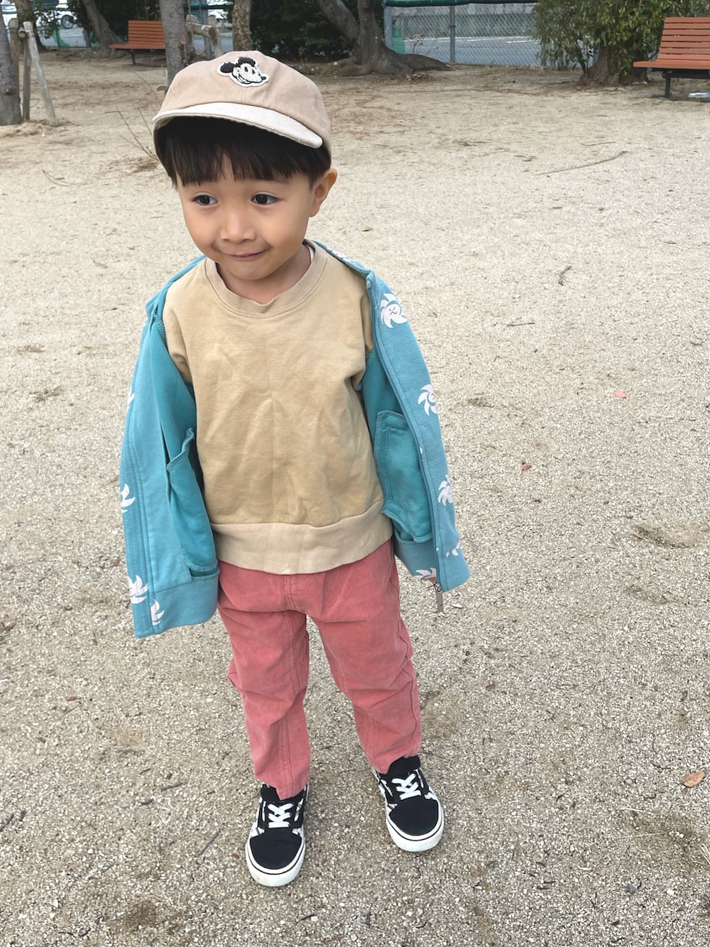 ブルー系のジャケット/アウター、ベージュ系のTシャツ/カットソー、ピンク系のその他パンツを着用したキッズの秋コーディネートの2枚目の写真