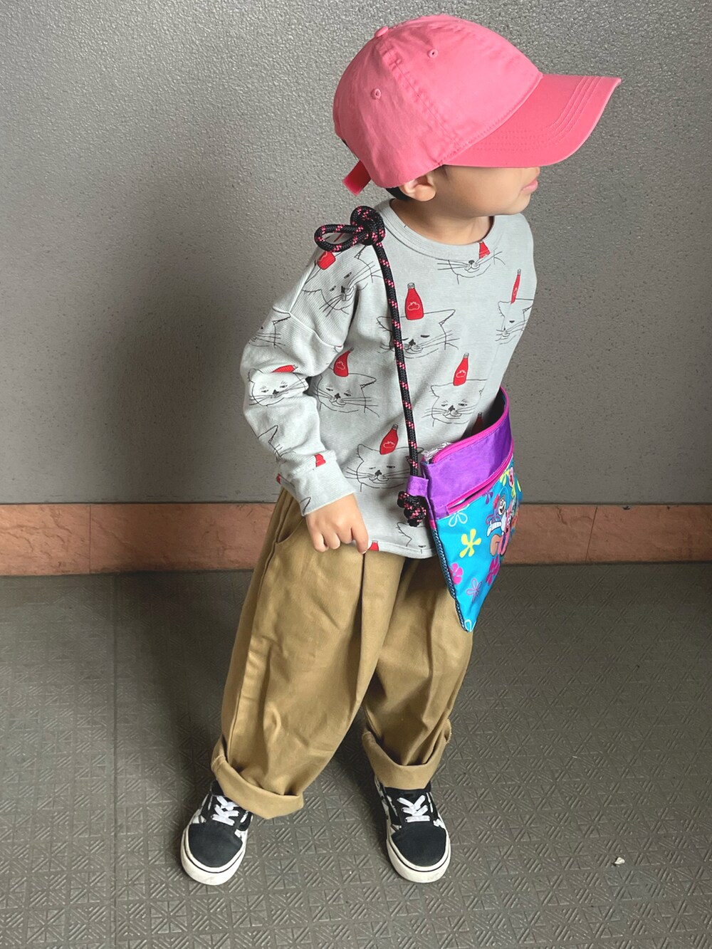 グレー系のTシャツ/カットソー、ベージュ系のその他パンツ、ブラック系のスニーカーを着用したキッズの春コーディネートの2枚目の写真