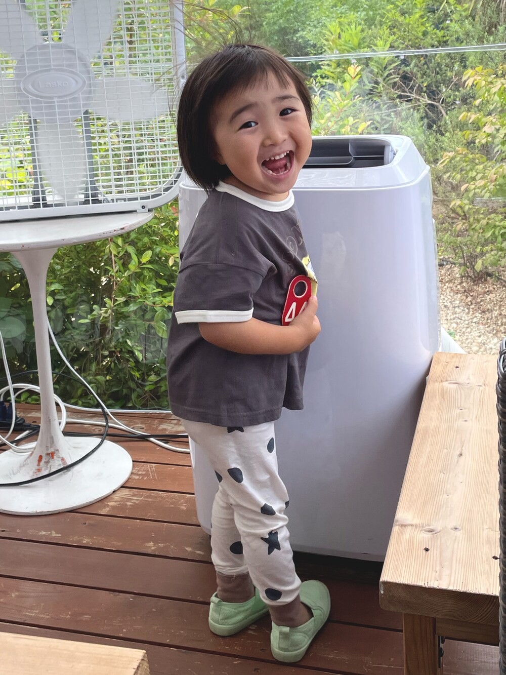 その他のTシャツ/カットソー、グリーン系のシューズ、ホワイト系のレギンス/スパッツを着用したキッズの夏コーディネートの2枚目の写真