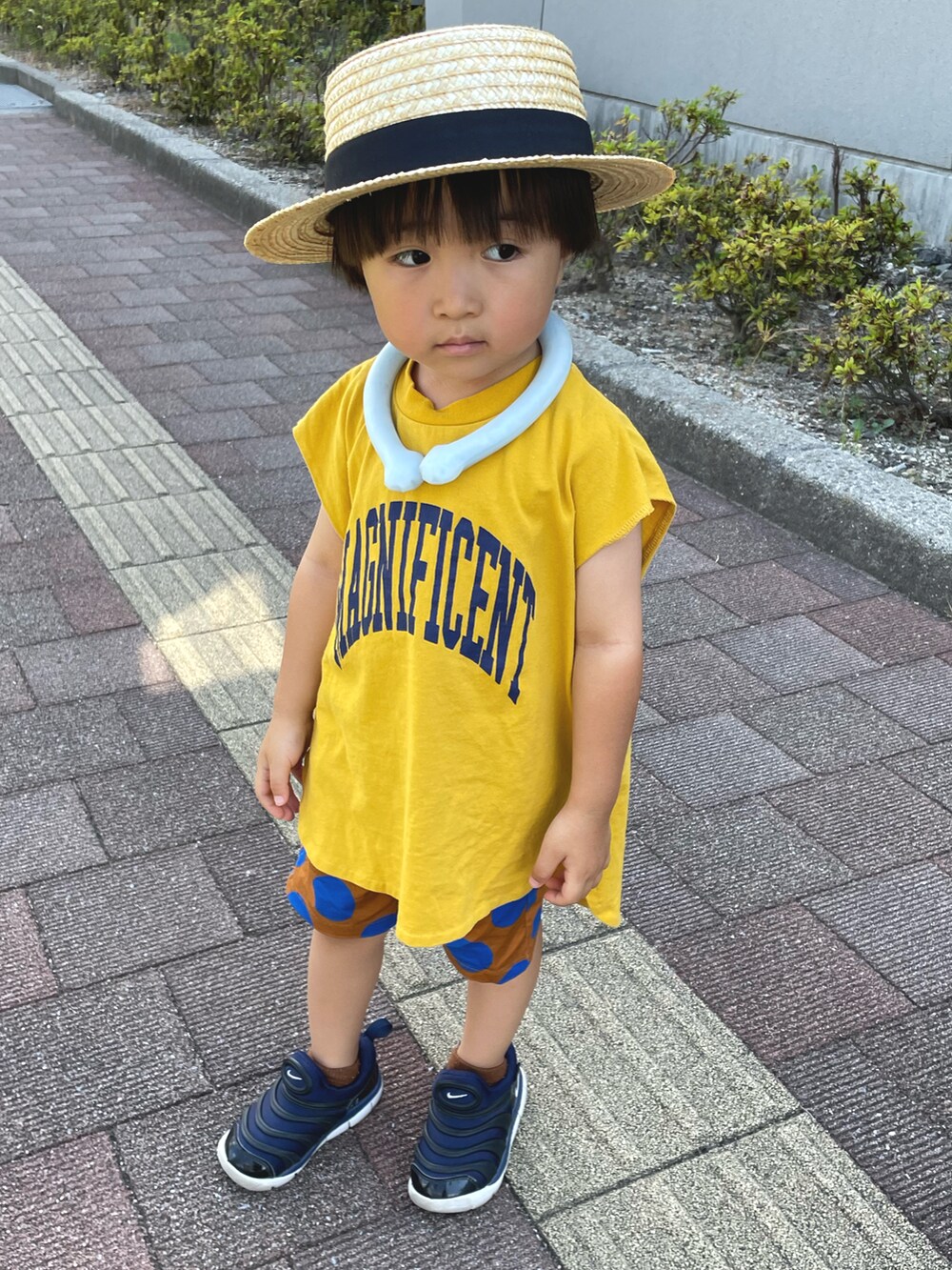 イエロー系のTシャツ/カットソー、ブラウン系のその他パンツ、ベージュ系の帽子を着用したキッズの夏コーディネートの2枚目の写真