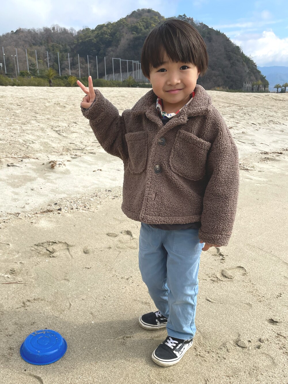 ホワイト系のシャツ/ブラウス、グレー系のスウェット、ブラウン系のブルゾンを着用したキッズの冬コーディネートの2枚目の写真