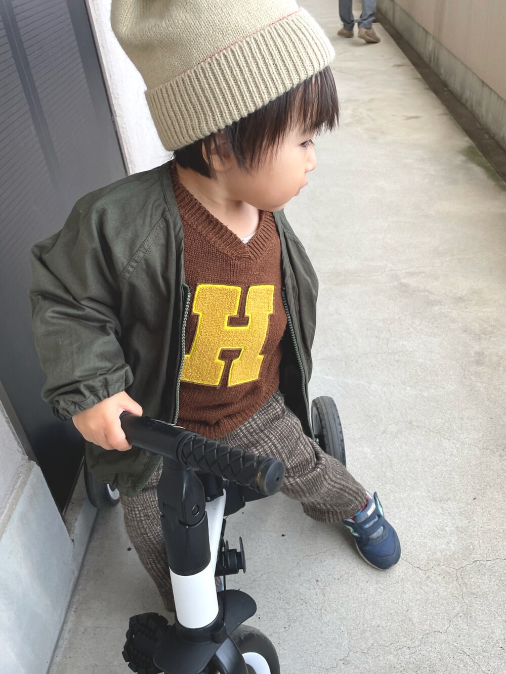 グリーン系のその他アウター、ベージュ系のその他パンツ、ブルー系のスニーカーを着用したキッズの冬コーディネートの4枚目の写真