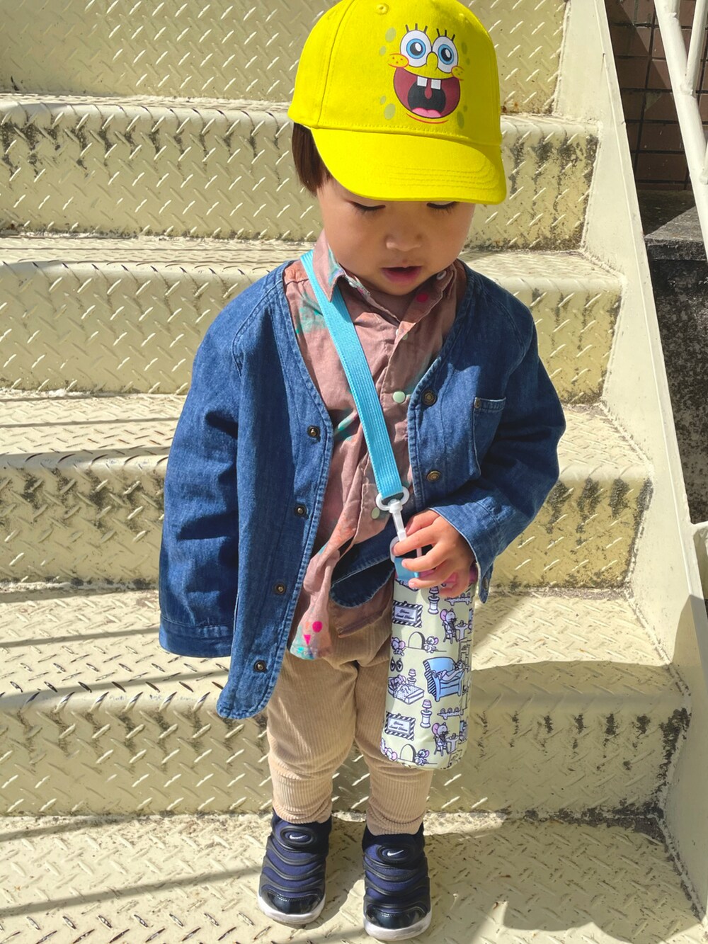 ブルー系のノーカラージャケット、ベージュ系のシャツ/ブラウス、ブラック系のスリッポンを着用したキッズの春コーディネートの2枚目の写真