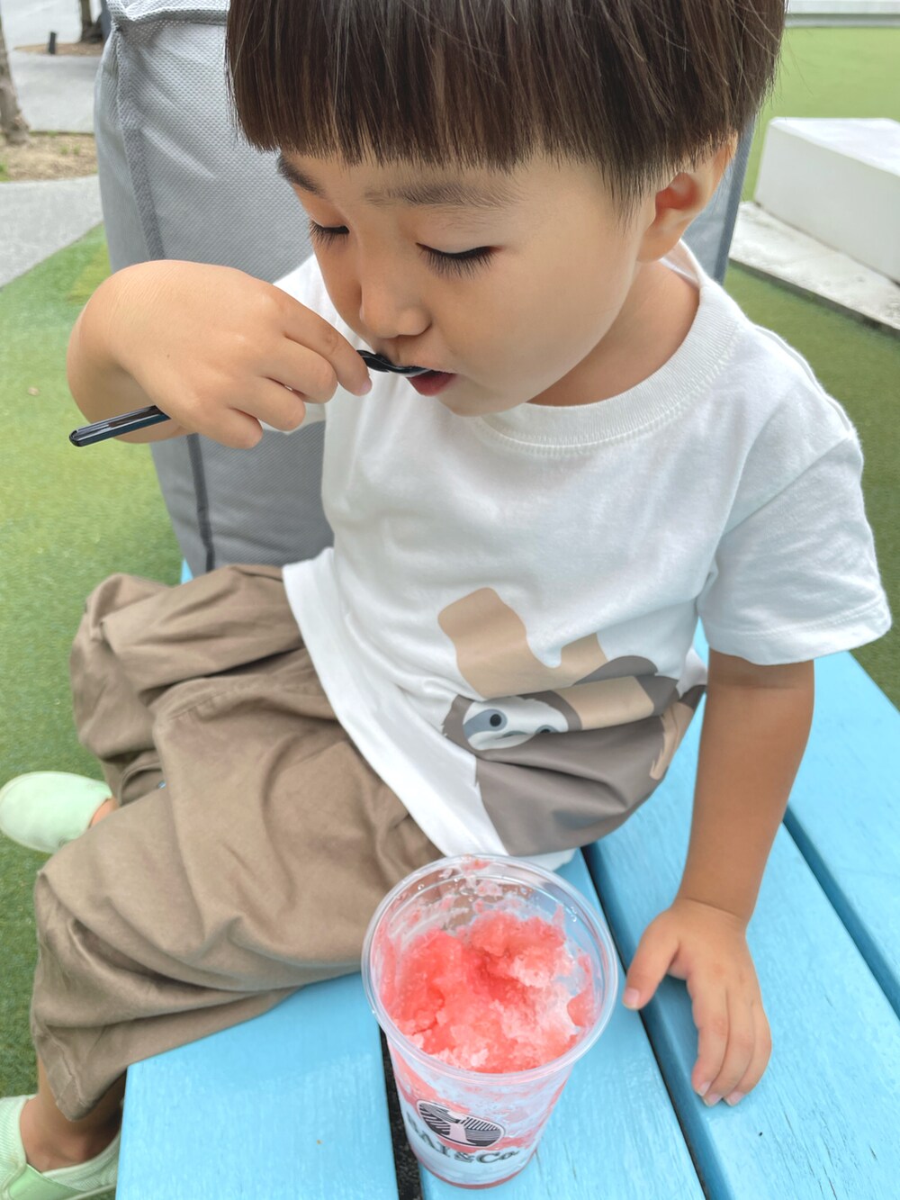 ホワイト系のTシャツ/カットソー、グリーン系のその他パンツ、グリーン系のシューズを着用したキッズの秋コーディネートの2枚目の写真