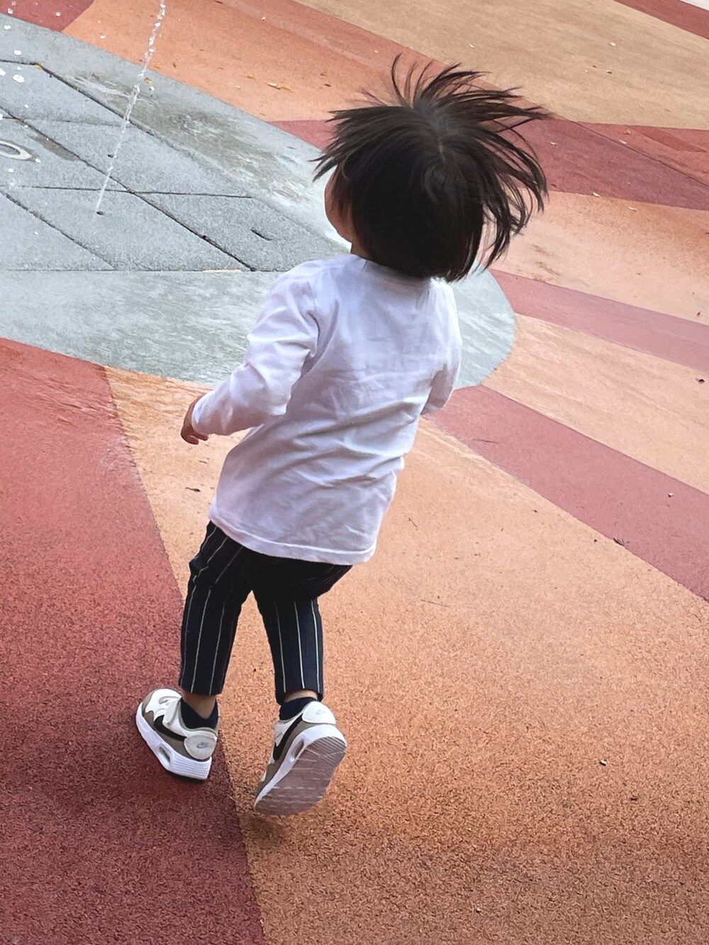 ホワイト系のTシャツ/カットソー、グリーン系のTシャツ/カットソー、ベージュ系のスニーカーを着用したキッズの春コーディネートの2枚目の写真