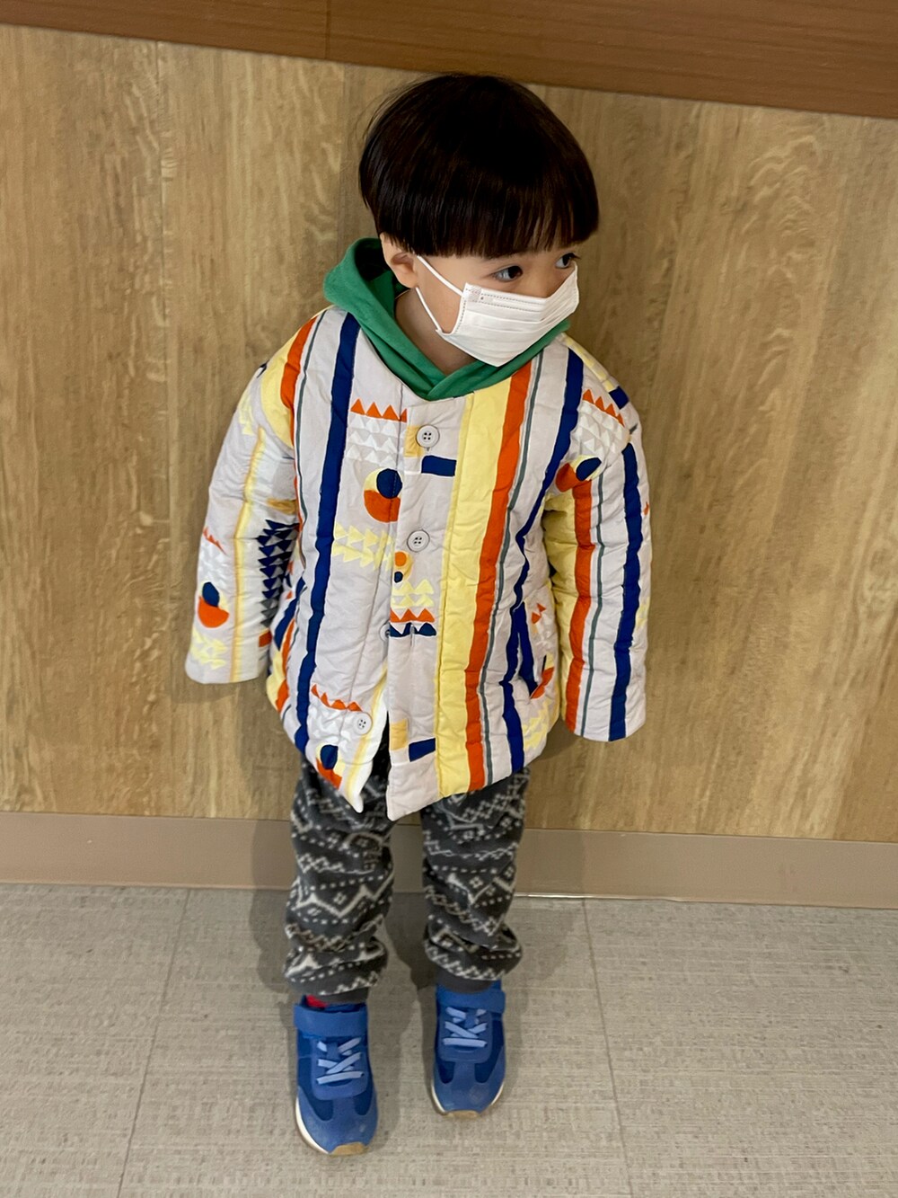 グレー系のその他アウター、グリーン系のパーカー、グレー系のアンサンブルを着用したキッズの冬コーディネートの2枚目の写真