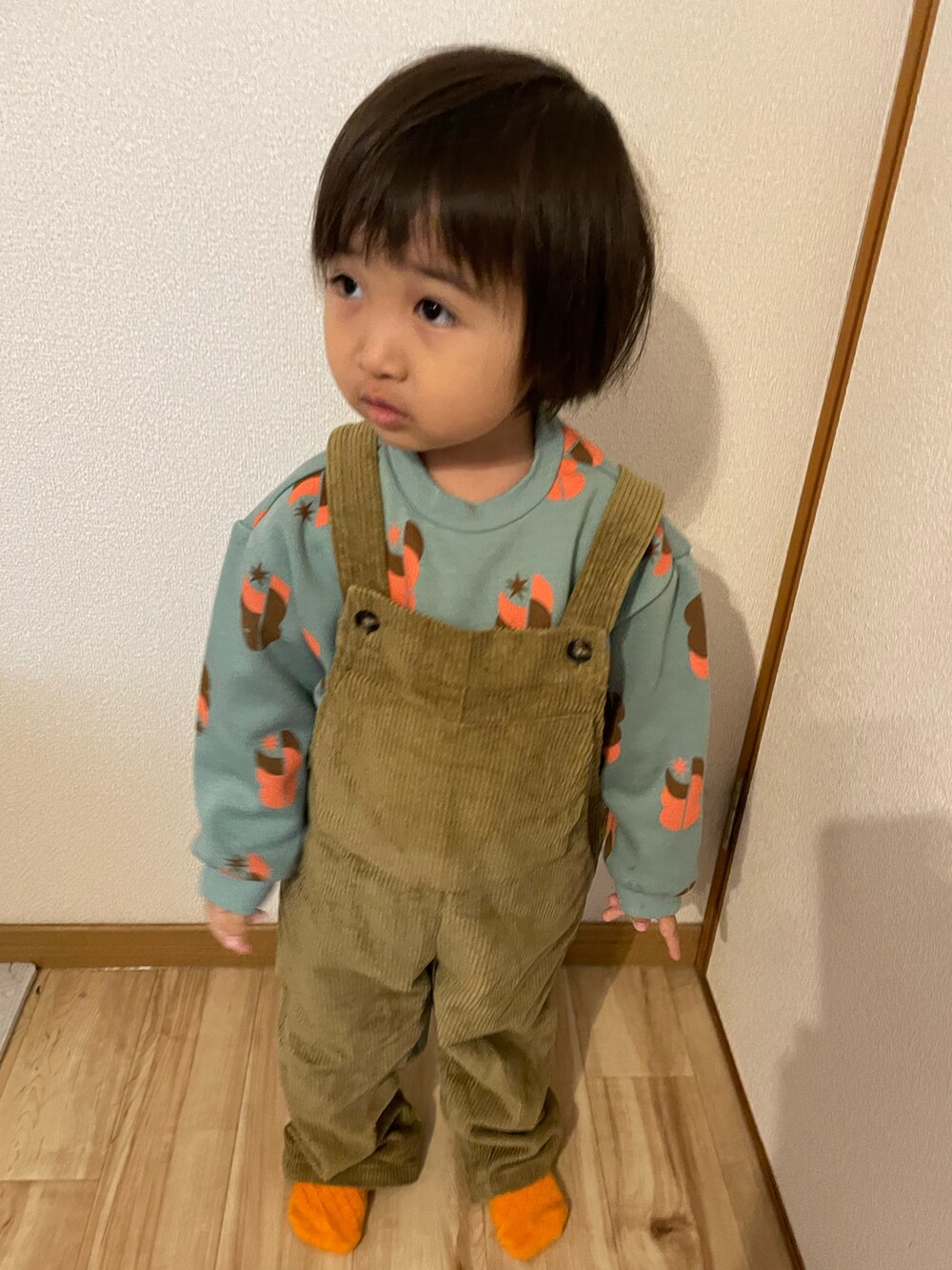 「韓国子供服、韓国ファッション、オーバーオール、ポシェット、モイモルン、カーキ、キッズコーデ、休日スタイル、モコモコアウター」｜「ベレー帽のアイテム（ハンチング/ベレー帽、ブルー系）」を使った、aokomuさん（キッズ・80cm）の冬コーディネートの3枚目の写真