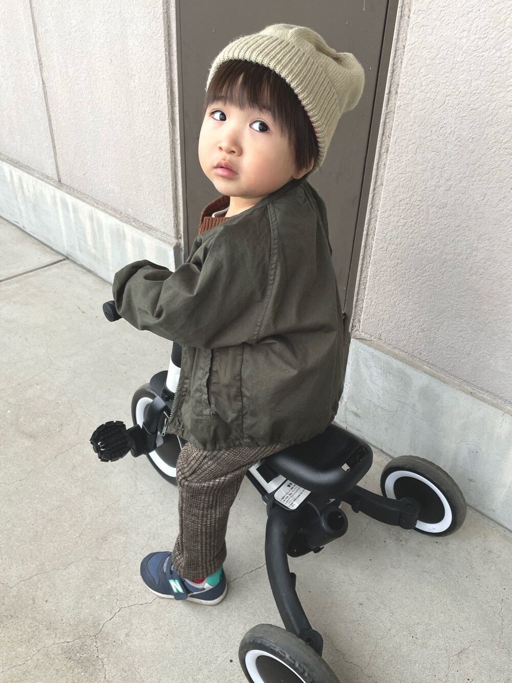 グリーン系のその他アウター、ベージュ系のその他パンツ、ブルー系のスニーカーを着用したキッズの冬コーディネートの3枚目の写真