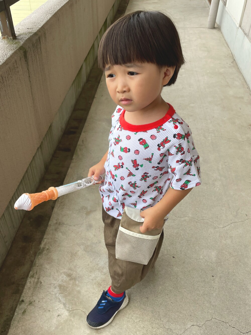 ホワイト系のTシャツ/カットソー、グリーン系のその他パンツ、ブルー系のスニーカーを着用したキッズの夏コーディネートの2枚目の写真