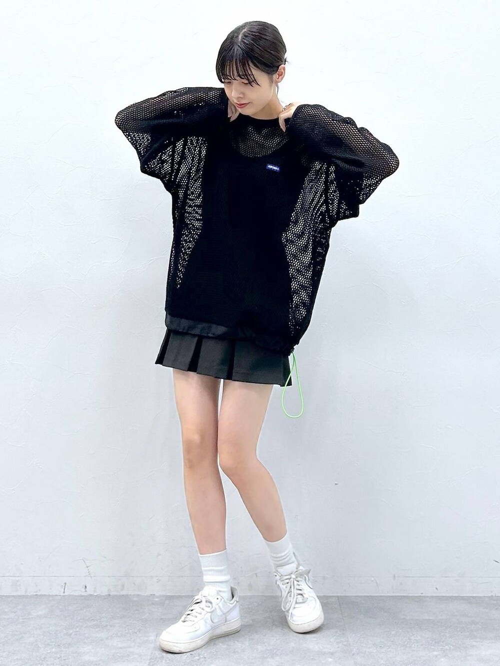 「PERSON'Sの【PERSON’S/パーソンズ】メッシュ/ブランドロゴルーズクルーネネックロンT（Tシャツ/カットソー、ブラック系）」を使った、やながわこころさん（レディース・167cm）の冬コーディネートの4枚目の写真