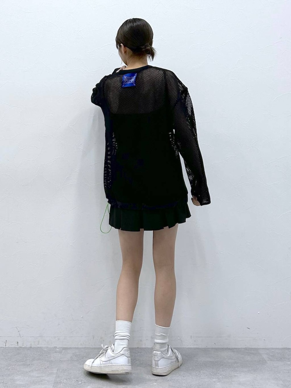 「PERSON'Sの【PERSON’S/パーソンズ】メッシュ/ブランドロゴルーズクルーネネックロンT（Tシャツ/カットソー、ブラック系）」を使った、やながわこころさん（レディース・167cm）の冬コーディネートの6枚目の写真