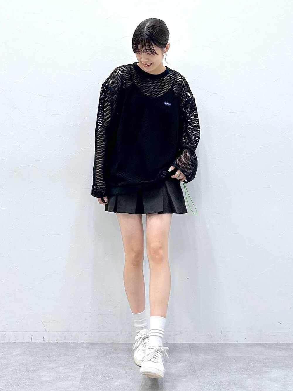 「PERSON'Sの【PERSON’S/パーソンズ】メッシュ/ブランドロゴルーズクルーネネックロンT（Tシャツ/カットソー、ブラック系）」を使った、やながわこころさん（レディース・167cm）の冬コーディネートの5枚目の写真