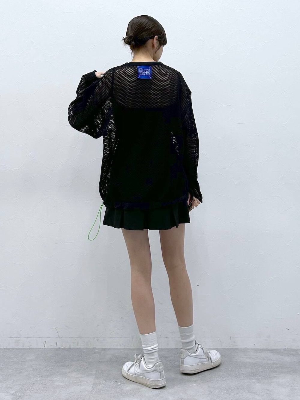 「PERSON'Sの【PERSON’S/パーソンズ】メッシュ/ブランドロゴルーズクルーネネックロンT（Tシャツ/カットソー、ブラック系）」を使った、やながわこころさん（レディース・167cm）の冬コーディネートの2枚目の写真