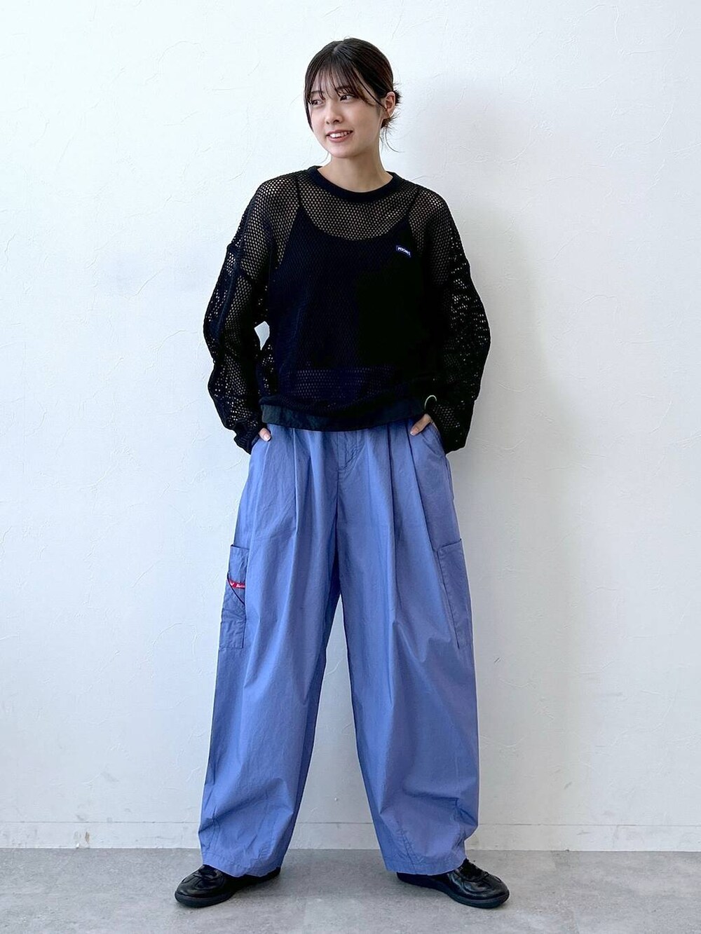 「PERSON'Sの【PERSON’S/パーソンズ】メッシュ/ブランドロゴルーズクルーネネックロンT（Tシャツ/カットソー、ブラック系）」を使った、やながわこころさん（レディース・167cm）の春コーディネートの2枚目の写真