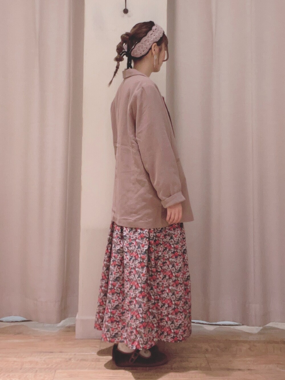 ホワイト系のシャツ/ブラウス、グリーン系のスカート、ベージュ系のノーカラージャケットを着用したレディースの秋コーディネートの2枚目の写真