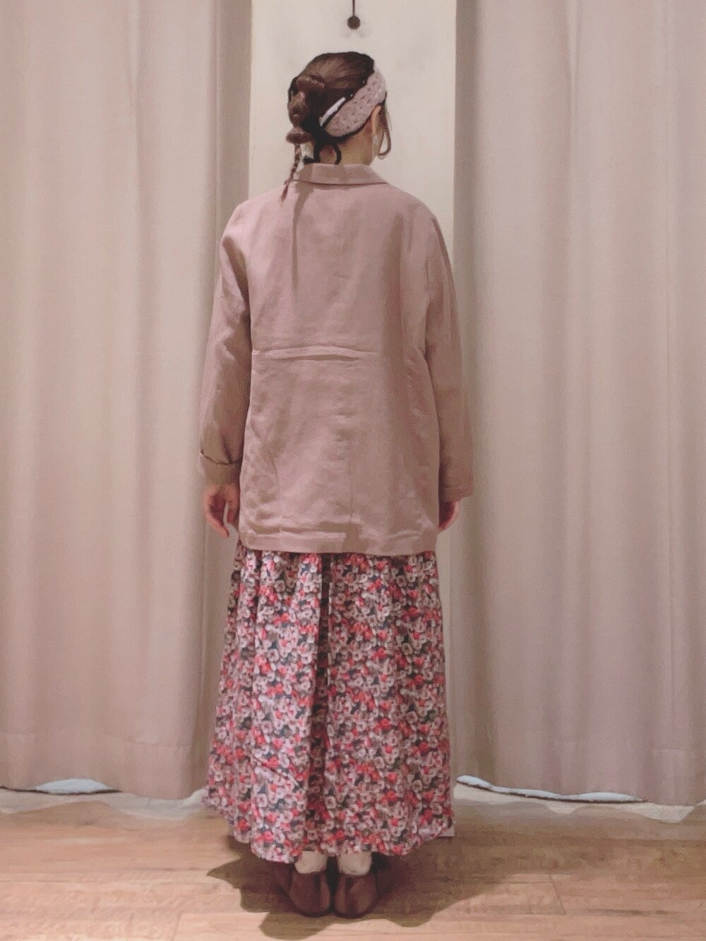 ホワイト系のシャツ/ブラウス、グリーン系のスカート、ベージュ系のノーカラージャケットを着用したレディースの秋コーディネートの3枚目の写真