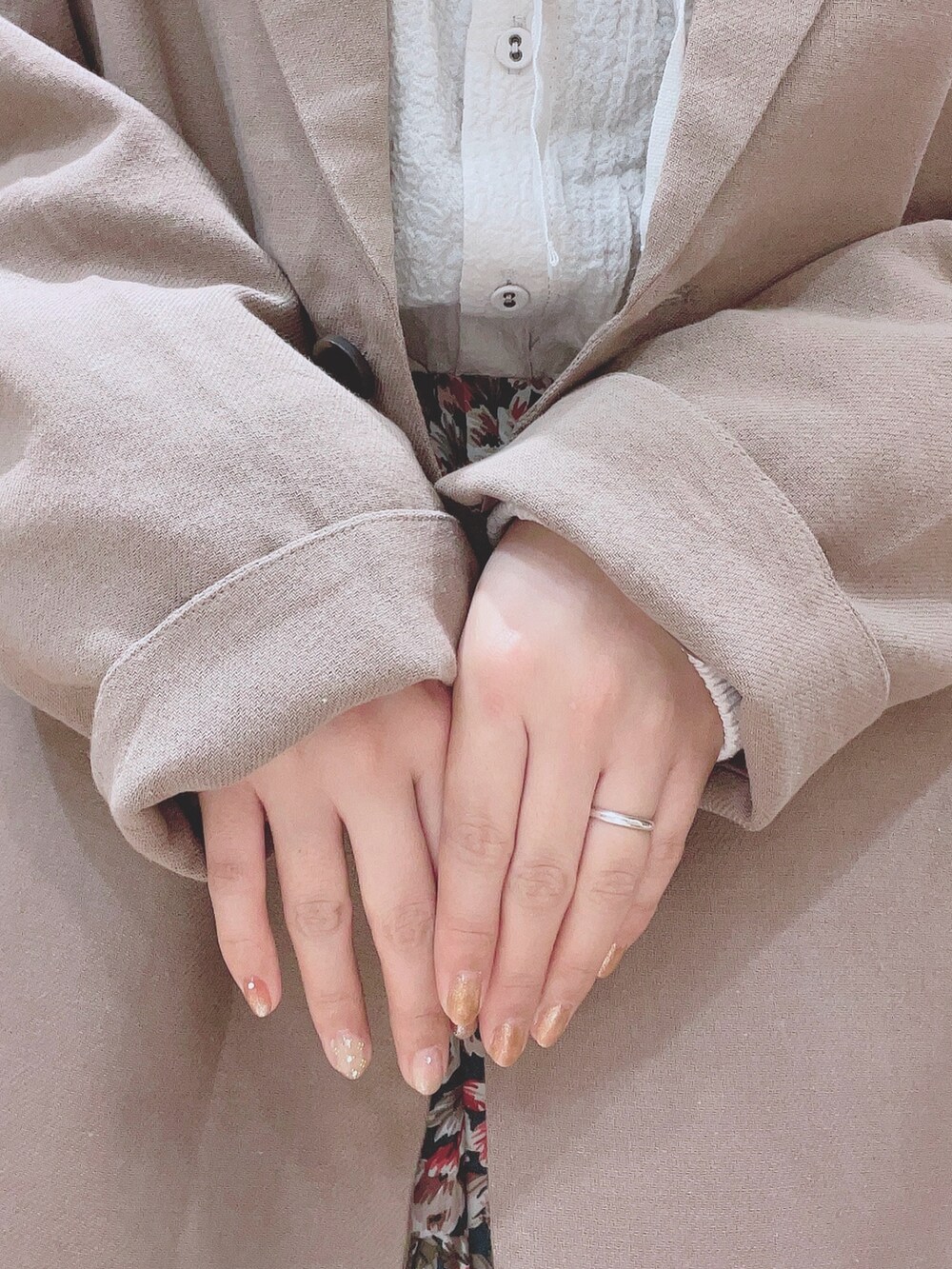 ホワイト系のシャツ/ブラウス、グリーン系のスカート、ベージュ系のノーカラージャケットを着用したレディースの秋コーディネートの4枚目の写真