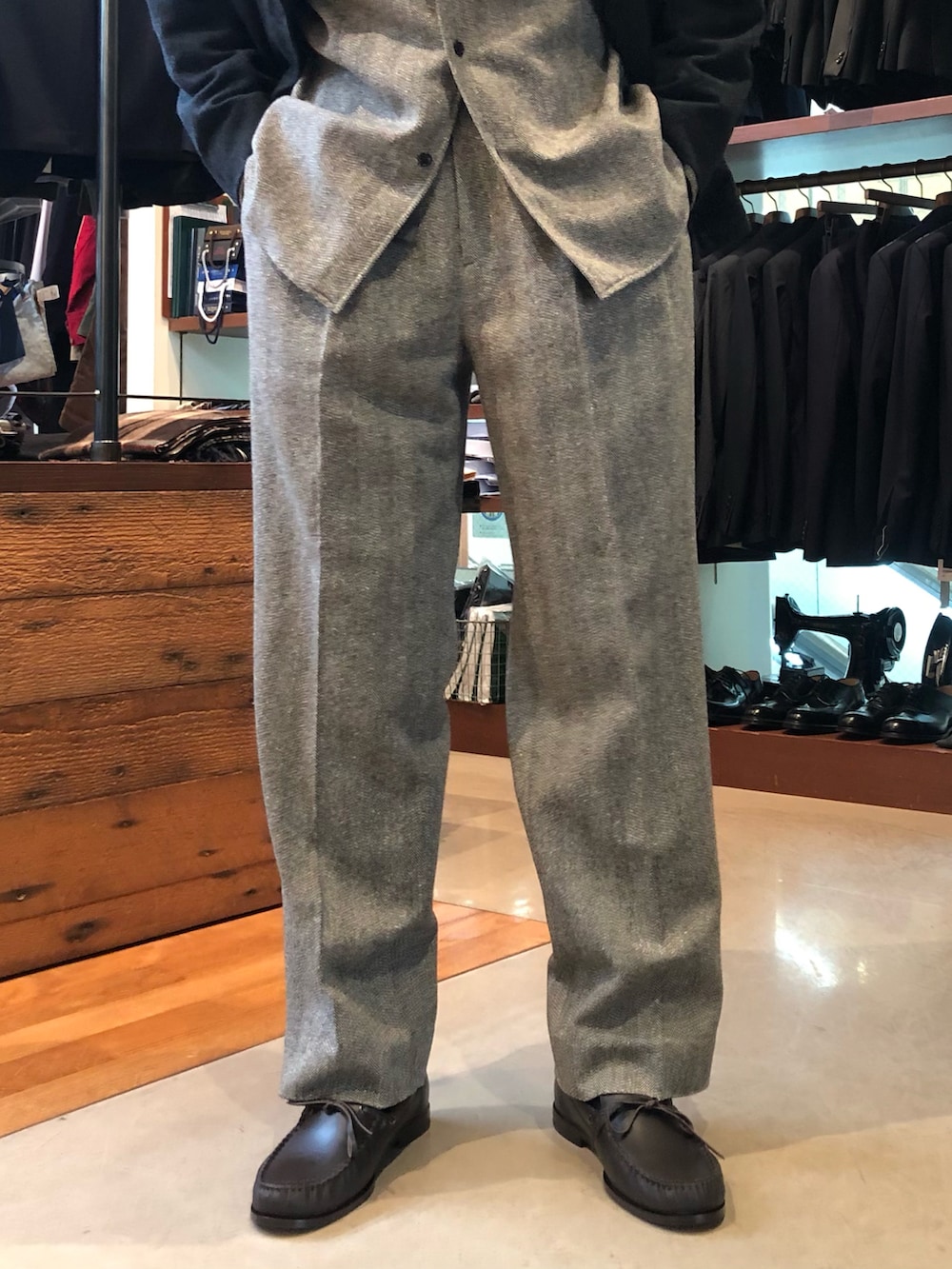 ベージュ系のシャツ/ブラウス、ベージュ系のスラックス、ブラウン系のモカシン/デッキシューズを着用したメンズの秋コーディネートの4枚目の写真