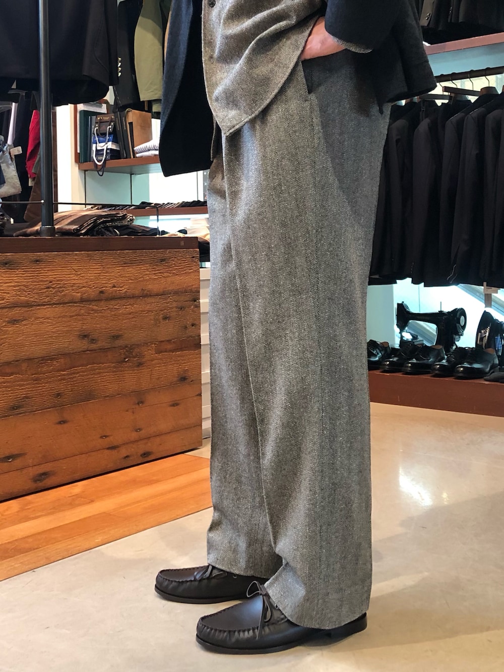 ベージュ系のシャツ/ブラウス、ベージュ系のスラックス、ブラウン系のモカシン/デッキシューズを着用したメンズの秋コーディネートの5枚目の写真