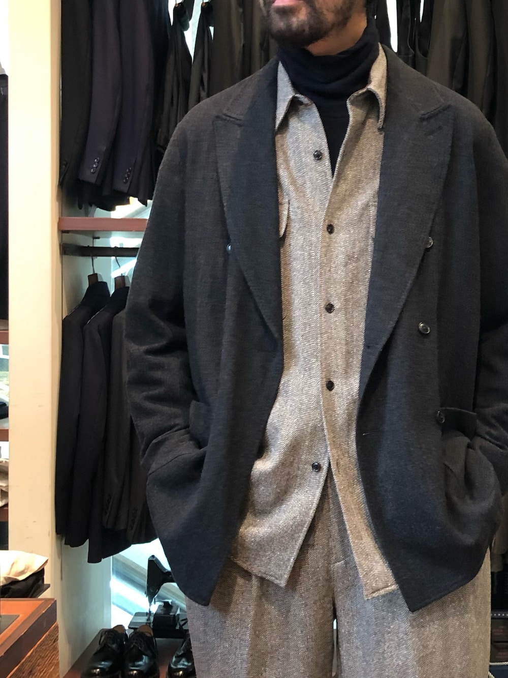 ベージュ系のシャツ/ブラウス、ベージュ系のスラックス、ブラウン系のモカシン/デッキシューズを着用したメンズの秋コーディネートの2枚目の写真