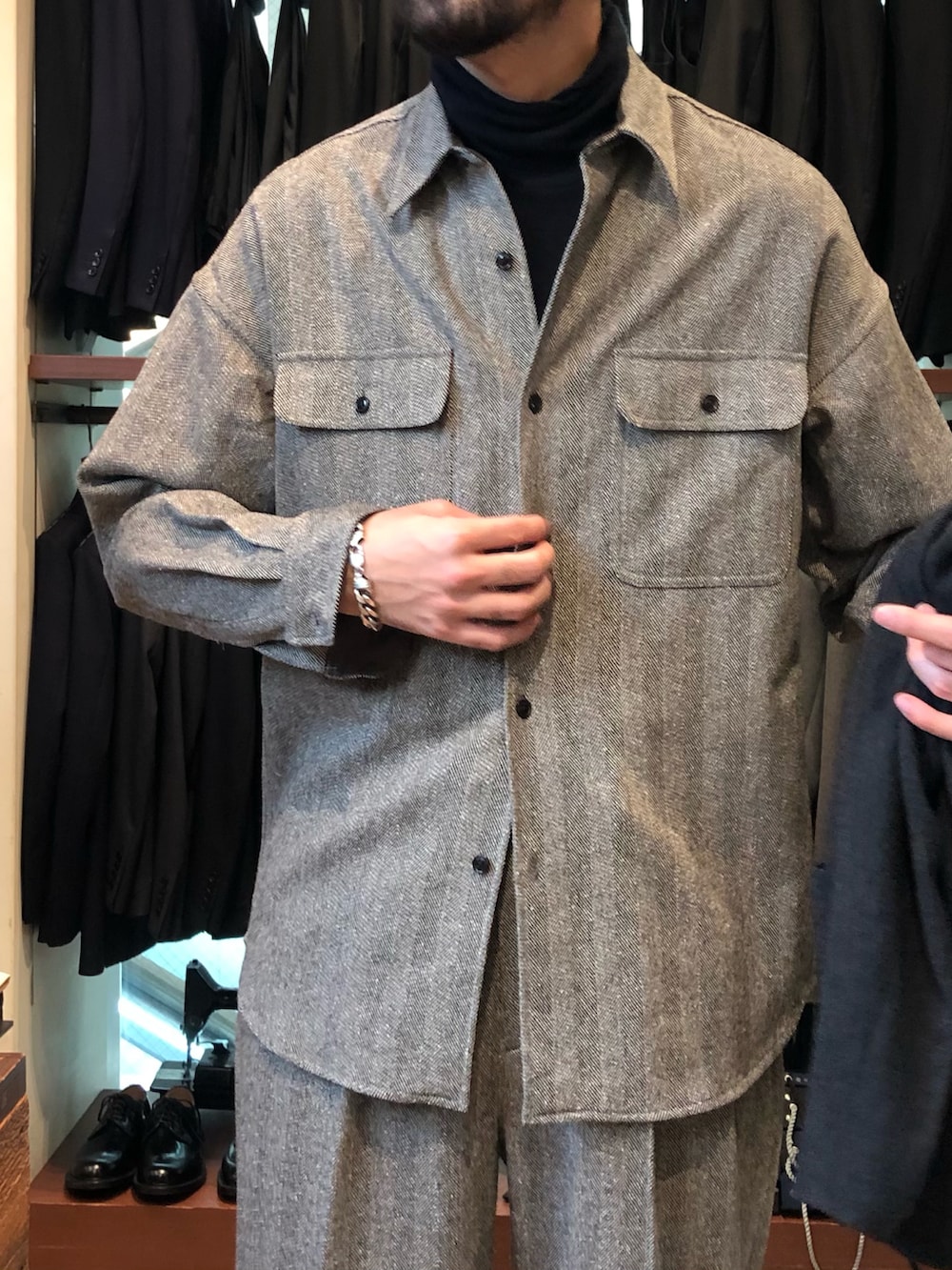 ベージュ系のシャツ/ブラウス、ベージュ系のスラックス、ブラウン系のモカシン/デッキシューズを着用したメンズの秋コーディネートの3枚目の写真