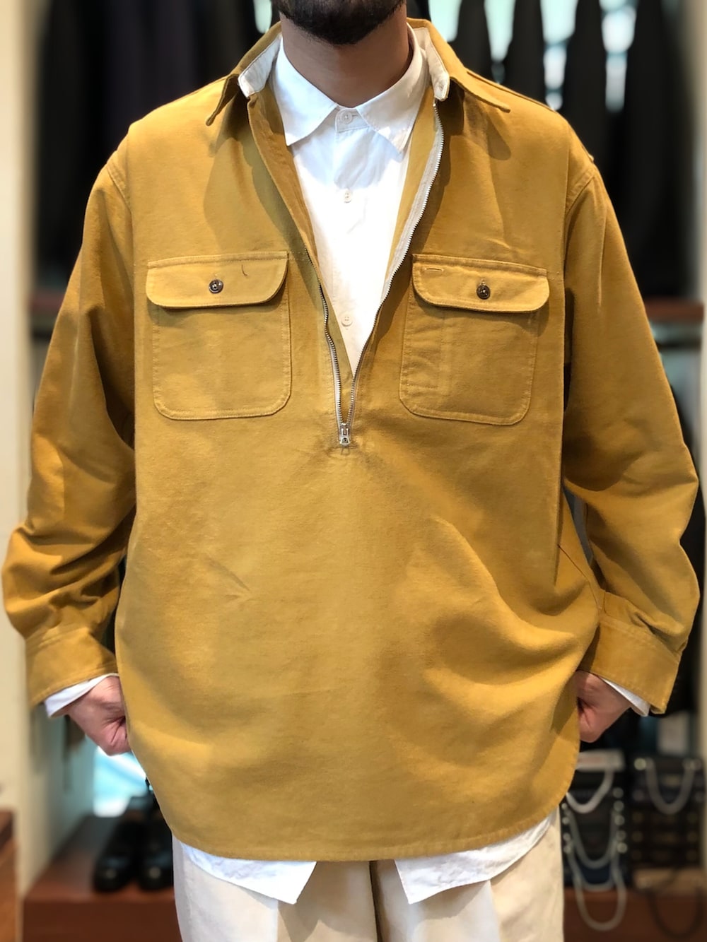 ベージュ系のチノパンツ、ブラウン系のローファー、イエロー系のシャツ/ブラウスを着用したメンズの秋コーディネートの2枚目の写真