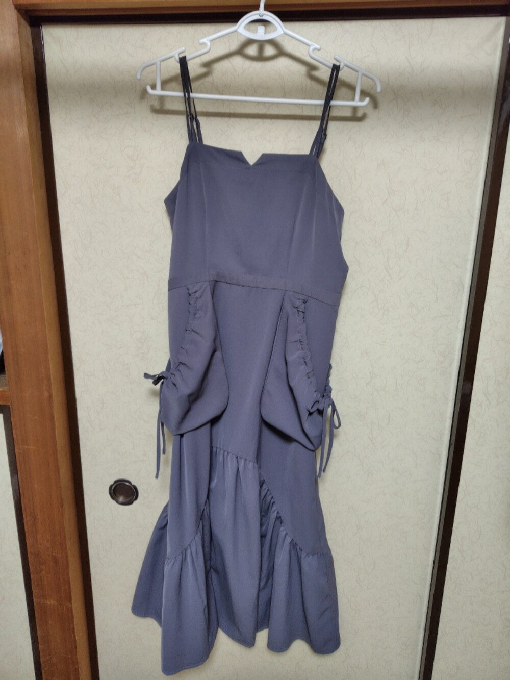 その他のバッグ、グレー系のワンピースを着用したレディースの春コーディネートの2枚目の写真