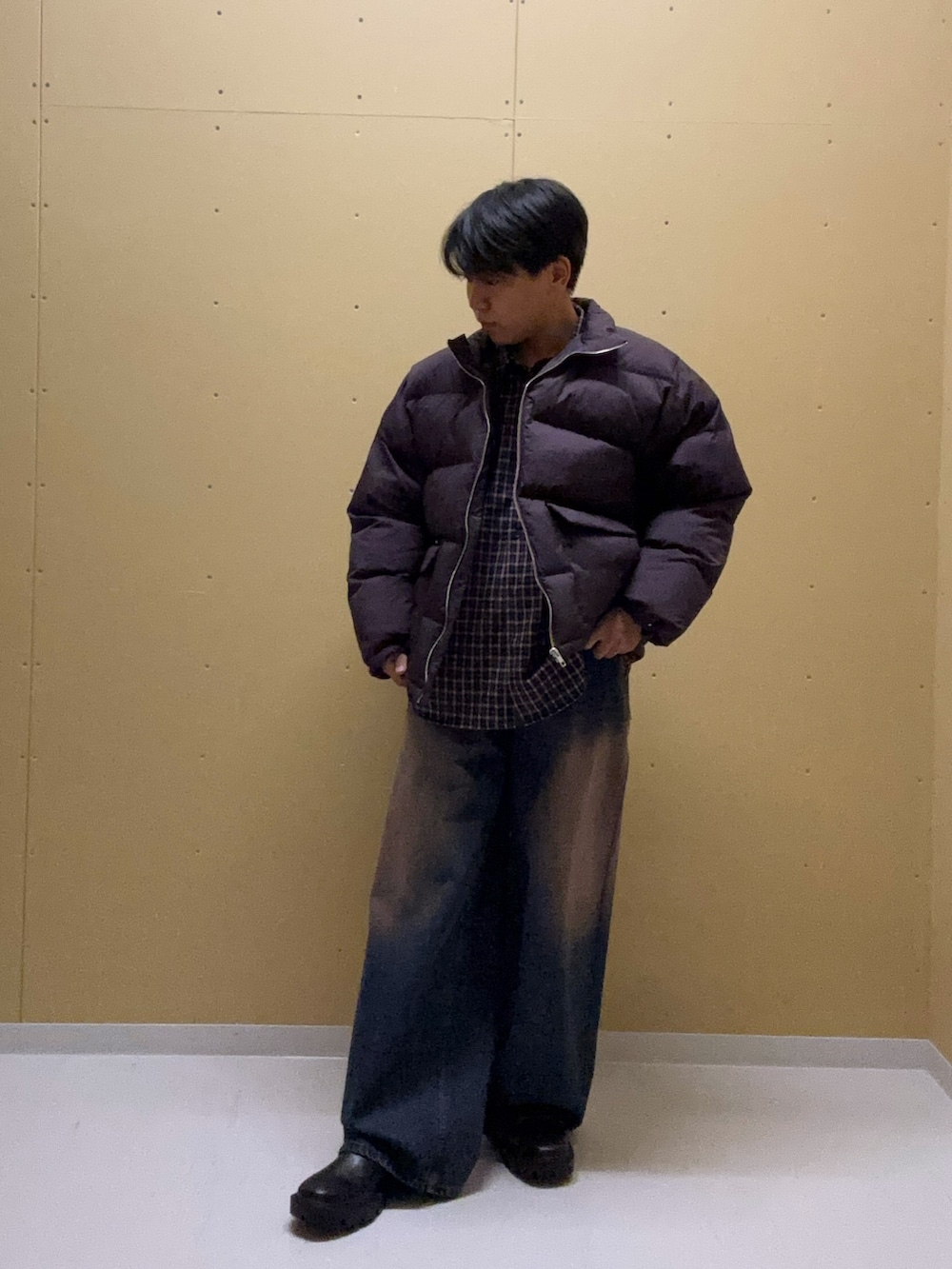 パープル系のブルゾン、ブルー系のシャツ/ブラウス、ブルー系のデニムパンツを着用したメンズの秋コーディネートの2枚目の写真