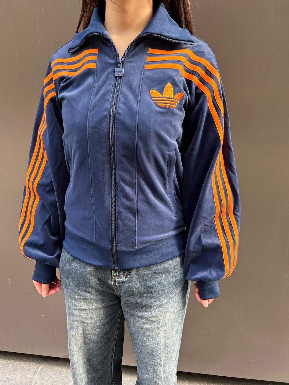 「スニーカー、ダウンベスト、adidas、アディダス、ベロア、adidas originals、アディダスオリジナルス、70s、ベルン、トラックトップ」｜「adidasのベルン / Bern（シューズ、ブルー系）」を使った、TSさん（レディース・150cm）の秋コーディネートの2枚目の写真