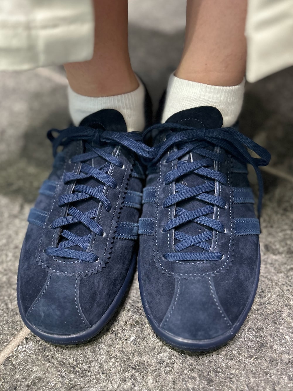 「スニーカー、adidas、ジャージ、アディダス、adidas originals、タバコ、トラックジャケット、アディダスオリジナルス、ベッケンバウアー、ツイルスカート」｜「adidasのコットンツイル ミディスカート（スカート、ホワイト系）」を使った、TSさん（レディース・150cm）の秋コーディネートの2枚目の写真
